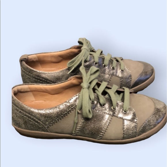 Nurture silver sneakers, size 8 - Picture 2 of 8